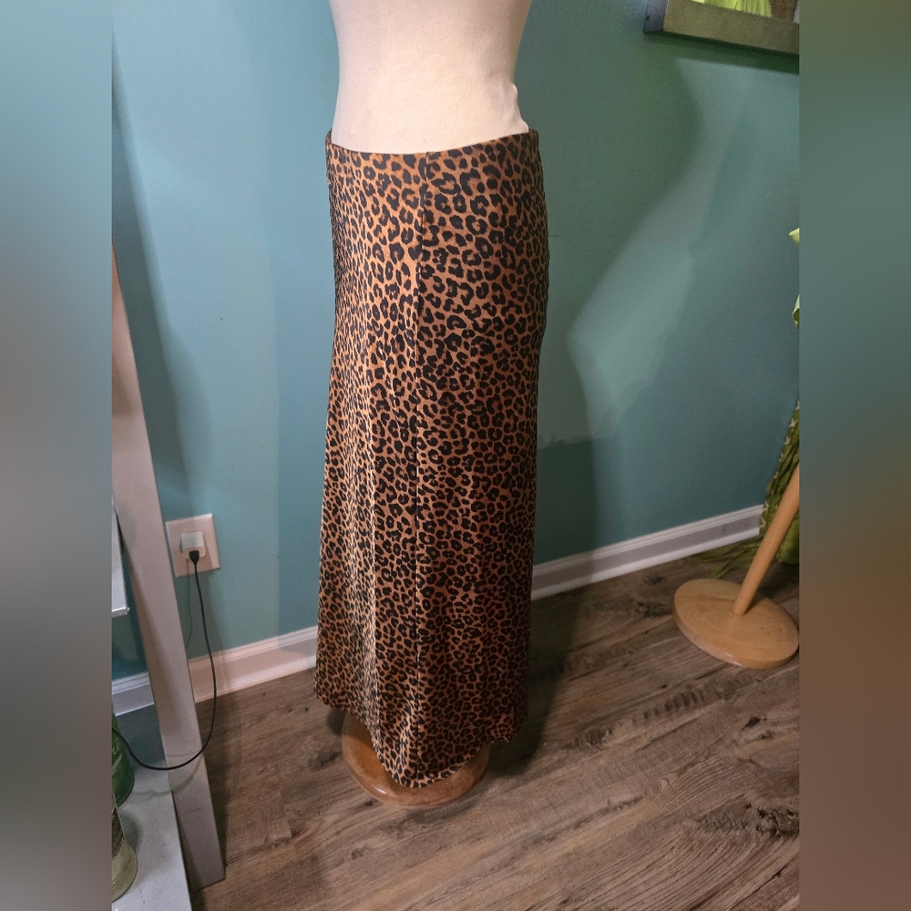 Ultra Chic Zara Leopard Print Midi Skirt - Picture 4 of 7